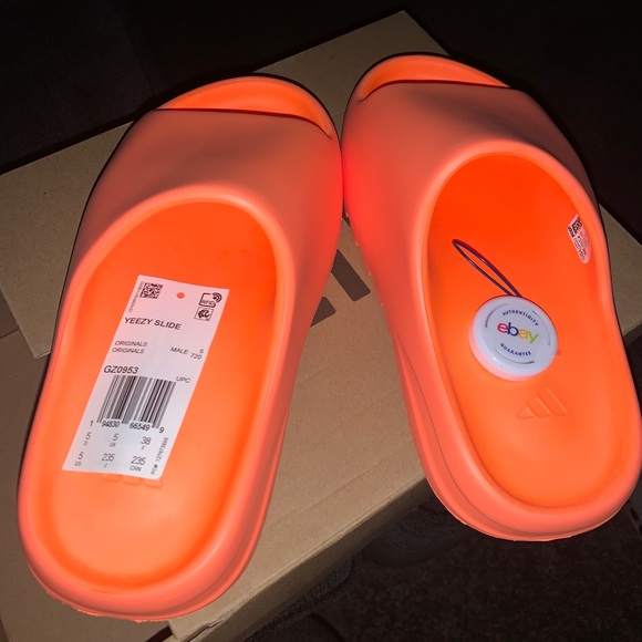 Adidas Yeezy Slides - Picture 6 of 7